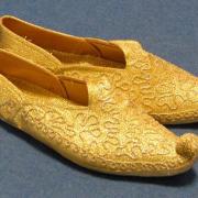 Çarık-şeklinde-tasarlanan-kına-gecesi-terlik-modeli