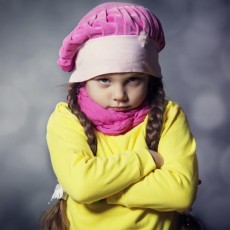 Kız Çocuğu, 1 (BİR) Kişi, Pembe Başlık ve Şal, Sarı Sweatshirt