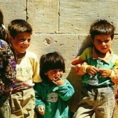 Çocuklar: Beş Farklı Çocuk Figürü - Eğlenceli İfade ve Renkli Giysiler