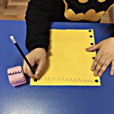 Çocuk Aktiviteleri: Sarı Kağıt Üzerinde Kurşun Kalemle Çizim Yapma
