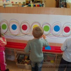 Eğitici Aktiviteler: Renk Tanıma ve Duyusal Gelişim Çalışması - 3 Çocuk, 7 Renkli Daire