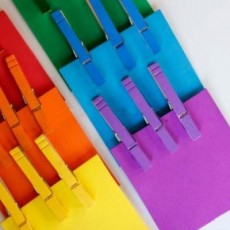 Renkli Kağıtlar ve Mandallar ile Renk Öğrenimi Materyali - 6 Renk (Kırmızı, Turuncu, Sarı, Yeşil, Mavi, Mor)