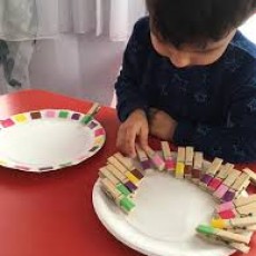Çocuklarla Eğlenceli Renkli Mandal Sanatı: 1 Renkli Mandal ile Yaratıcılığı Geliştirme Etkinliği