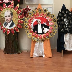 Atatürk Temalı Eğitim Materyali - 3 Adet Figure ile Türk Bayrakları
