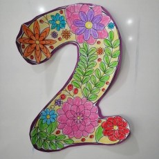 2 - İki Rakamı Çiçek Desenleri ile Dekore Edilmiş
