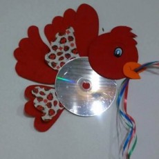 Karton Kuş Şeklinde El Sanatı 1 Adet CD ile Yapılmış, Renkli Şeritler ile Süslenmiş
