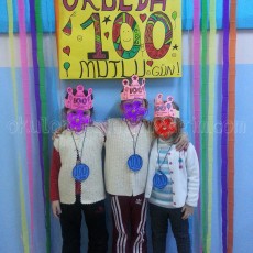 Okulda 100. Mutlu Gün Etkinliği - Üç Çocuk Kostümlü, 100 Sayısı ve Kutlama Detayları