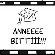 Annenin Mezuniyeti: Anneee Bitti!! İfadeli Mezuniyet Kutlaması