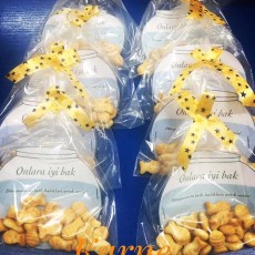 Hediye Paketleri ve Balık Şeklinde Atıştırmalıklar