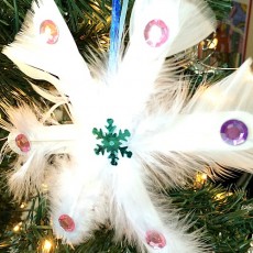 Beyaz Kış Temalı Süsleme: Kar Tanesi ve Tüylerle Şık Dekorasyon (Snowflake Decoration with Feathers)